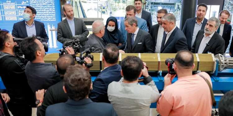 Esta fotografía, proporcionada por la Organización de Energía Atómica de Irán, muestra al director general del Organismo Internacional de Energía Atómica, Rafael Grossi, en el centro, durante una visita a la sede de la organización en Teherán el 17 de abril de 2025. (Organización de Energía Atómica de Irán / AFP)