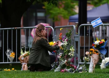 Imagen ilustrativa: Una mujer coloca un ramo de flores en un monumento improvisado para las víctimas de un ataque con bombas incendiarias contra una manifestación en apoyo a los rehenes en Gaza, frente al juzgado del condado de Boulder, en Boulder, Colorado, el 3 de junio de 2025. (AP/ David Zalubowski)