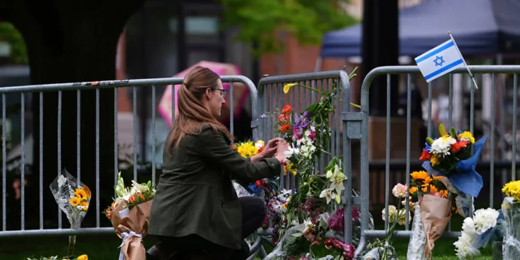 Imagen ilustrativa: Una mujer coloca un ramo de flores en un monumento improvisado para las víctimas de un ataque con bombas incendiarias contra una manifestación en apoyo a los rehenes en Gaza, frente al juzgado del condado de Boulder, en Boulder, Colorado, el 3 de junio de 2025. (AP/ David Zalubowski)
