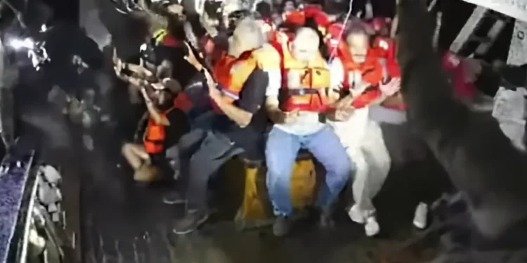 Tres activistas de flotilla a Gaza aceptan deportación inmediata