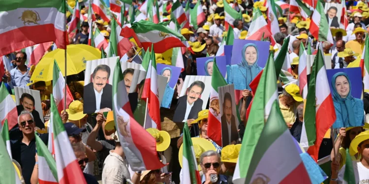 Manifestantes sostienen fotografías de Maryam Rajavi y Massoud Rajavi, líderes de los Muyahidines del Pueblo de Irán (MEK), durante una manifestación en Berlín, el 29 de junio de 2024 (RALF HIRSCHBERGER / AFP)