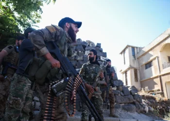 Las fuerzas de seguridad sirias se despliegan en medio de los enfrentamientos en curso en la ciudad de Sweida, al sur del país, el 16 de julio de 2025. (Foto: Omar HAJ KADOUR / AFP)