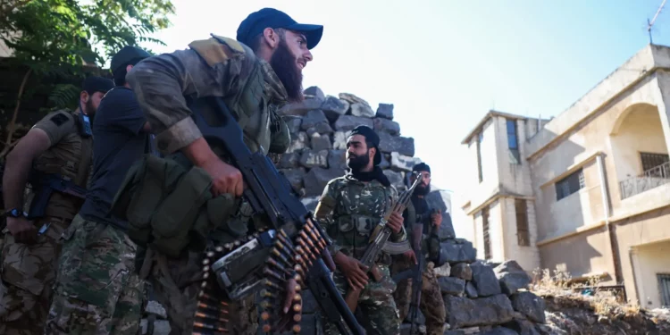 Las fuerzas de seguridad sirias se despliegan en medio de los enfrentamientos en curso en la ciudad de Sweida, al sur del país, el 16 de julio de 2025. (Foto: Omar HAJ KADOUR / AFP)