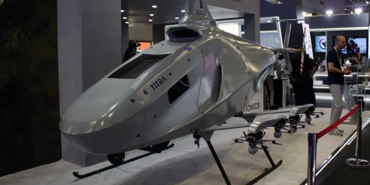 Durante la exposición IDEF 2025, se presentó el helicóptero no tripulado ALPiN, desarrollado a partir de un bastidor biplaza convencional.