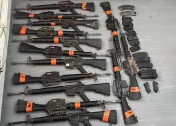 Armas de contrabando capturadas por las Fuerzas de Defensa de Israel (FDI) en la frontera entre Israel y Egipto, en una fotografía publicada el 2 de julio de 2025. (Fuerzas de Defensa de Israel)