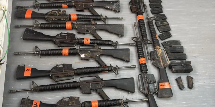 Armas de contrabando capturadas por las Fuerzas de Defensa de Israel (FDI) en la frontera entre Israel y Egipto, en una fotografía publicada el 2 de julio de 2025. (Fuerzas de Defensa de Israel)