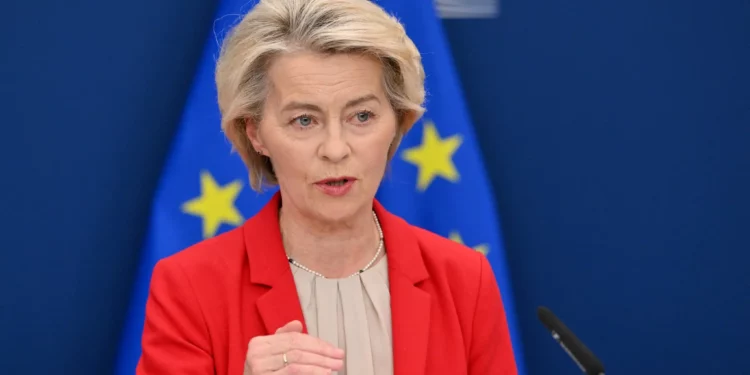 La presidenta de la Comisión Europea, Ursula Von der Leyen, da una conferencia de prensa en Bruselas el 10 de junio de 2025. (Nicolas TUCAT / AFP)