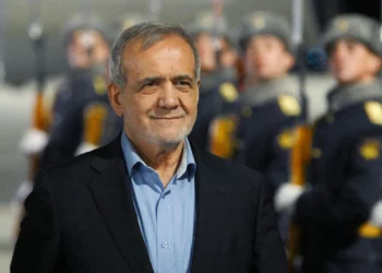 El presidente iraní, Masoud Pezeshkian, llega al Aeropuerto Internacional de Kazán para la cumbre de los BRICS en Kazán, Rusia, el 22 de octubre de 2024. (Maxim Blinov/Foto: brics-russia2024.ru vía AP)
