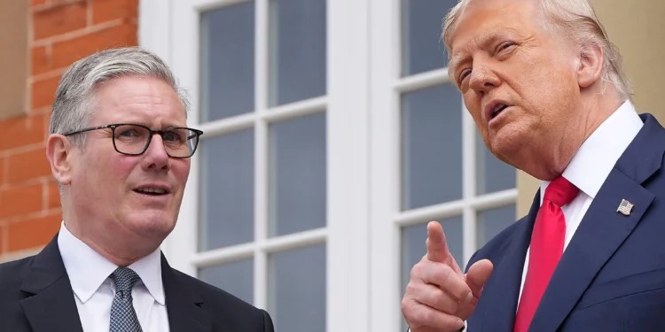 El presidente estadounidense Donald Trump se reúne con el primer ministro británico Keir Starmer (izquierda) en el club de golf Trump Turnberry el 28 de julio de 2025, en Turnberry, Escocia. (Christopher Furlong/Pool Photo vía AP)