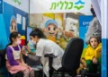 Una niña recibe una dosis de la vacuna contra la COVID-19 en un centro de vacunación Clalit en Jerusalén el 21 de diciembre de 2021. (Olivier Fitoussi/Flash90)