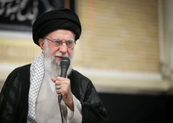 El líder supremo de Irán, el ayatolá Alí Jamenei, habla durante una ceremonia en memoria de los comandantes militares y científicos iraníes que murieron en la guerra de 12 días de Irán con Israel en junio, en Teherán, Irán, el 29 de julio de 2025. (Jamenei.IR / AFP)