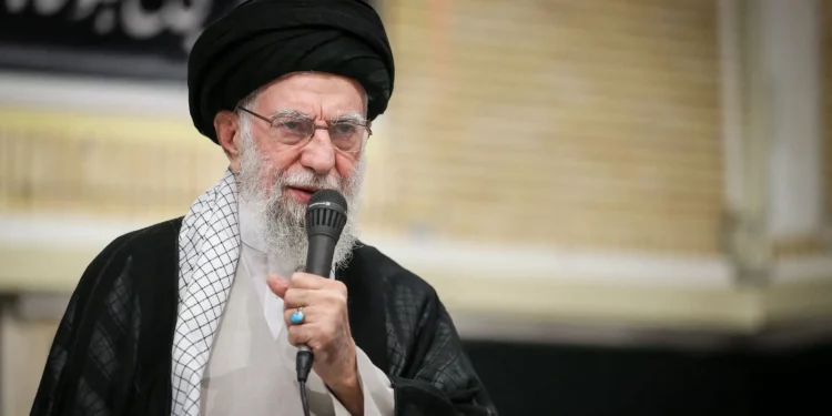 El líder supremo de Irán, el ayatolá Alí Jamenei, habla durante una ceremonia en memoria de los comandantes militares y científicos iraníes que murieron en la guerra de 12 días de Irán con Israel en junio, en Teherán, Irán, el 29 de julio de 2025. (Jamenei.IR / AFP)