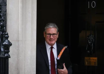El primer ministro británico, Keir Starmer, sale del número 10 de Downing Street, en el centro de Londres, el 21 de julio de 2025, para asistir a una audiencia del Comité de Enlace Parlamentario. (Adrian DENNIS / AFP)