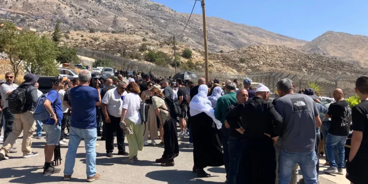 Drusos y otros se reúnen junto a la valla fronteriza con Siria en Majdal Shams el 17 de julio de 2025. (Diana Bletter/Times of Israel)