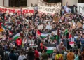 Ilustrativo: Manifestantes propalestinos y anti-Israel se reúnen en la Universidad de Harvard para mostrar su apoyo a los palestinos de Gaza en una manifestación en Cambridge, Massachusetts, el 14 de octubre de 2023, una semana después de que terroristas de Hamás perpetraran una masacre en el sur de Israel. (Joseph Prezioso / AFP)