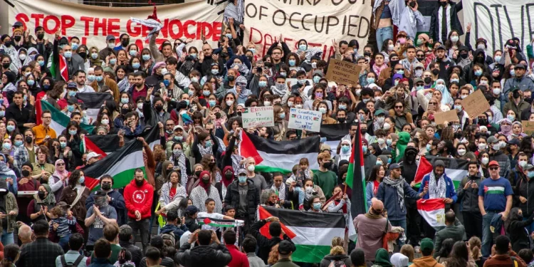Ilustrativo: Manifestantes propalestinos y anti-Israel se reúnen en la Universidad de Harvard para mostrar su apoyo a los palestinos de Gaza en una manifestación en Cambridge, Massachusetts, el 14 de octubre de 2023, una semana después de que terroristas de Hamás perpetraran una masacre en el sur de Israel. (Joseph Prezioso / AFP)