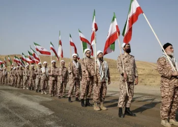 Aliabadi, un conocido comandante iraní que ha servido en varios puestos gubernamentales y militares desde la revolución de 1979, se desempeñó anteriormente como coordinador adjunto del Estado Mayor de las Fuerzas Armadas de Irán.

Si bien no se ha confirmado oficialmente que la página "Mossad Farsi" esté realmente vinculada a la agencia de espionaje israelí, comentaristas israelíes de alto rango han señalado que el Mossad no ha negado operar la cuenta. Varios días después de la conclusión de la Operación León Ascendente, la página ofreció telemedicina gratuita a los ciudadanos iraníes.

En una publicación posterior, advirtió a los ciudadanos iraníes que evitaran al personal, las bases y los vehículos del CGRI. En otra publicación, desmintió los rumores de que el comandante de la Fuerza Quds del CGRI, Esmail Qaani, era un agente del Mossad.