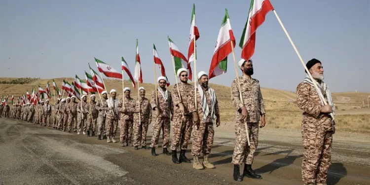 Aliabadi, un conocido comandante iraní que ha servido en varios puestos gubernamentales y militares desde la revolución de 1979, se desempeñó anteriormente como coordinador adjunto del Estado Mayor de las Fuerzas Armadas de Irán.

Si bien no se ha confirmado oficialmente que la página "Mossad Farsi" esté realmente vinculada a la agencia de espionaje israelí, comentaristas israelíes de alto rango han señalado que el Mossad no ha negado operar la cuenta. Varios días después de la conclusión de la Operación León Ascendente, la página ofreció telemedicina gratuita a los ciudadanos iraníes.

En una publicación posterior, advirtió a los ciudadanos iraníes que evitaran al personal, las bases y los vehículos del CGRI. En otra publicación, desmintió los rumores de que el comandante de la Fuerza Quds del CGRI, Esmail Qaani, era un agente del Mossad.