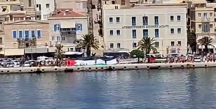 Una gran protesta antiisraelí y propalestina impide a cientos de israelíes desembarcar de un crucero en la isla griega de Syros, el 22 de julio de 2025 (captura de pantalla de redes sociales utilizada de conformidad con la Cláusula 27a de la Ley de Derechos de Autor).
