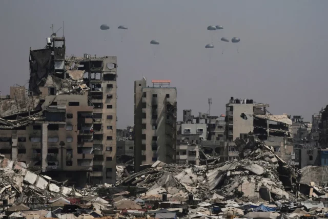 EAU, Jordania y Egipto lanzan 52 toneladas de ayuda aérea a Gaza