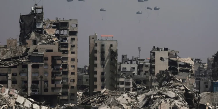 Ayuda humanitaria lanzada desde el aire a los palestinos sobre la ciudad de Gaza, en el norte de la Franja de Gaza, el 28 de julio de 2025. (Foto AP/Jehad Alshrafi)