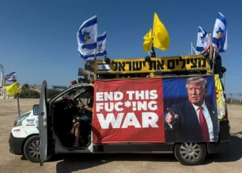 Un convoy contra la guerra se dirige al sur hacia el sitio de Nova, junto al Kibutz Re'im, el 2 de julio de 2025 (Tzvika Golan/Movimiento de Protesta Prodemocracia Israelí).