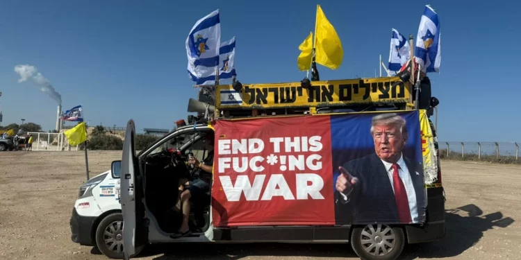 Un convoy contra la guerra se dirige al sur hacia el sitio de Nova, junto al Kibutz Re'im, el 2 de julio de 2025 (Tzvika Golan/Movimiento de Protesta Prodemocracia Israelí).