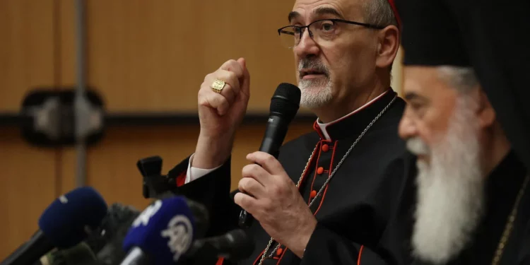El patriarca latino de Jerusalén, Pierbattista Pizzaballa (izq.), y el patriarca griego ortodoxo de Jerusalén, Teófilos III, ofrecen una conferencia de prensa conjunta en Jerusalén el 22 de julio de 2025. (Ahmad GHARABLI / AFP)
