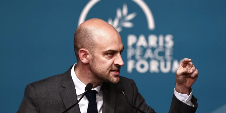 El ministro de Asuntos Exteriores francés, Jean-Noël Barrot, pronuncia un discurso durante la conferencia “Llamado de París para la solución de dos Estados, la paz y la seguridad regional”, celebrada en París el 13 de junio de 2025. (Thibaud MORITZ / POOL / AFP)