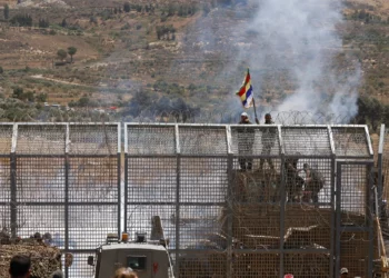 Las tropas israelíes toman medidas para impedir que los sirios drusos crucen la línea divisoria hacia los Altos del Golán, cerca de Majdal Shams, el 16 de julio de 2025 (Foto de Jalaa MAREY / AFP)