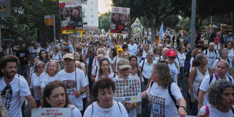 La gente asiste a una manifestación para pedir el fin de la guerra y la liberación inmediata de los rehenes retenidos por Hamás en la Franja de Gaza, en Tel Aviv, Israel, el jueves 24 de julio de 2025. (AP/Ariel Schali