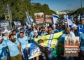 Soldados israelíes heridos y simpatizantes de la guerra marchan hacia la Knéset en Jerusalén, pidiendo que la campaña militar en Gaza continúe hasta la derrota de Hamás, 30 de julio de 2025. (Yonatan Sindel/Flash90)