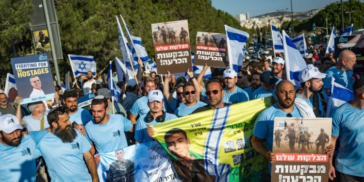 Soldados israelíes heridos y simpatizantes de la guerra marchan hacia la Knéset en Jerusalén, pidiendo que la campaña militar en Gaza continúe hasta la derrota de Hamás, 30 de julio de 2025. (Yonatan Sindel/Flash90)