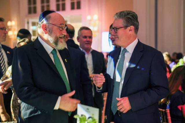 Rabino jefe: la amenaza de Starmer fortalece a Hamás