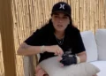 La exrehén Emily Damari habla con The Daily Mail en una entrevista publicada el 25 de julio de 2025. (Captura de pantalla: The Daily Mail)