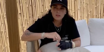 La exrehén Emily Damari habla con The Daily Mail en una entrevista publicada el 25 de julio de 2025. (Captura de pantalla: The Daily Mail)