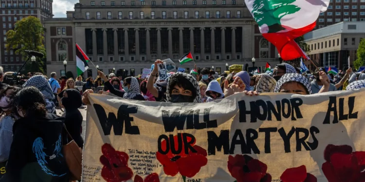 Manifestantes propalestinos y anti-Israel se congregan en el campus de la Universidad de Columbia en la ciudad de Nueva York para conmemorar un año desde el ataque del grupo terrorista Hamás al sur de Israel que desencadenó la guerra en Gaza, el 7 de octubre de 2024 (Alex Kent/Getty Images/AFP)