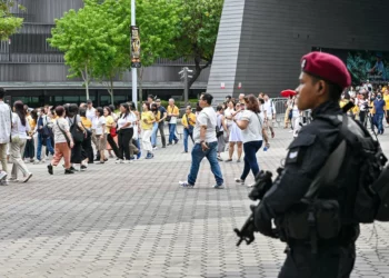 Imagen ilustrativa: Un policía armado vigila la llegada de fieles católicos antes de la misa del Papa Francisco en el Estadio Nacional de Singapur el 12 de septiembre de 2024. (Roslan RAHMAN / AFP)