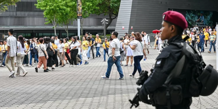 Imagen ilustrativa: Un policía armado vigila la llegada de fieles católicos antes de la misa del Papa Francisco en el Estadio Nacional de Singapur el 12 de septiembre de 2024. (Roslan RAHMAN / AFP)