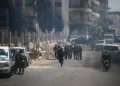 Combatientes tribales y beduinos se reúnen en el barrio occidental de la ciudad de Sweida, de mayoría drusa, en el sur de Siria, en medio de enfrentamientos con hombres armados drusos el 19 de julio de 2025. (Abdulaziz Ketaz/AFP)