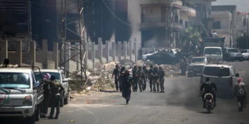 Combatientes tribales y beduinos se reúnen en el barrio occidental de la ciudad de Sweida, de mayoría drusa, en el sur de Siria, en medio de enfrentamientos con hombres armados drusos el 19 de julio de 2025. (Abdulaziz Ketaz/AFP)