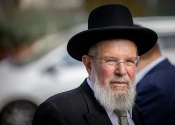 El rabino Kalman Ber asiste a la votación para el nuevo Gran Rabino Ashkenazi, en la sede del Gran Rabinato en Jerusalén, el 31 de octubre de 2024. (Chaim Goldberg/Flash90)