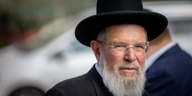 El rabino Kalman Ber asiste a la votación para el nuevo Gran Rabino Ashkenazi, en la sede del Gran Rabinato en Jerusalén, el 31 de octubre de 2024. (Chaim Goldberg/Flash90)