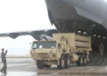 En esta imagen cortesía de DVIDS, un aviador de la Fuerza Aérea de EE. UU. descarga un lanzador THAAD desde un C-17 GlobeMaster III en la Base Aérea de Nevatim, Israel, para un ejercicio, el 1 de marzo de 2019. (Robert DURR / DVIDS / AFP)
