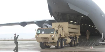 En esta imagen cortesía de DVIDS, un aviador de la Fuerza Aérea de EE. UU. descarga un lanzador THAAD desde un C-17 GlobeMaster III en la Base Aérea de Nevatim, Israel, para un ejercicio, el 1 de marzo de 2019. (Robert DURR / DVIDS / AFP)