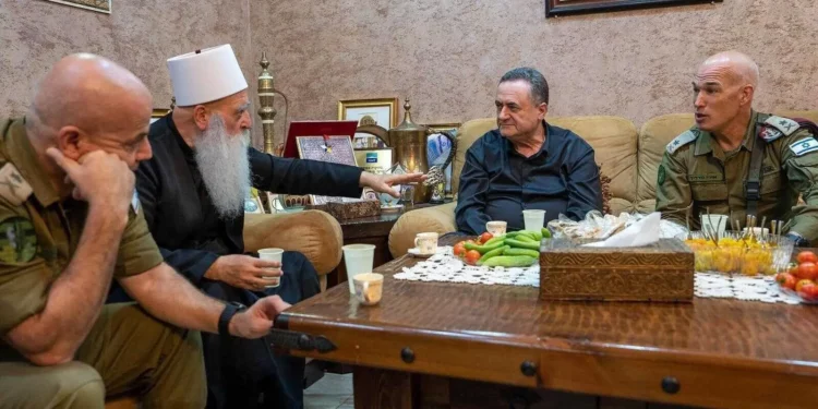El ministro de Defensa, Israel Katz (centro derecha), se reúne con el líder espiritual druso, el jeque Muafak Tarif, en la aldea de Julis, el 26 de julio de 2025. (Ministerio de Defensa/Ariel Hermoni)