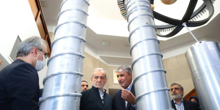 Imagen: El presidente iraní, Masoud Pezeshkian (segundo por la izquierda), y el jefe de la Organización de Energía Atómica de Irán, Mohammad Eslami (segundo por la derecha), durante el Día Nacional de la Tecnología Nuclear en Teherán, Irán, el 9 de abril de 2025. (Presidencia iraní / AFP)