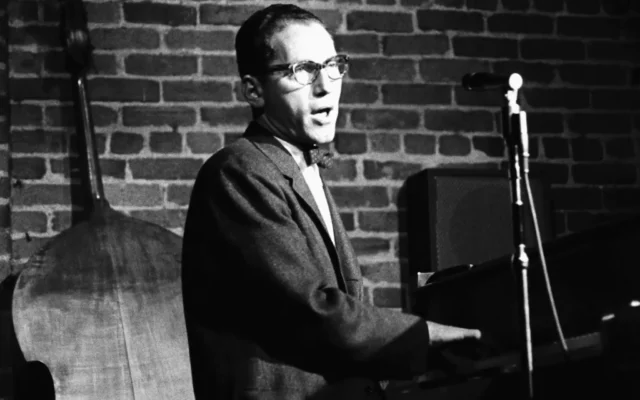 Tom Lehrer, satírico que cantó sobre ‘Jánuca en Santa Mónica’, muere a los 97 años