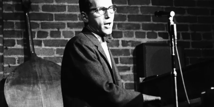 Tom Lehrer canta y toca el piano en la discoteca Hungry I de San Francisco. (Ted Streshinsky/Corbis vía Getty Images vía JTA)