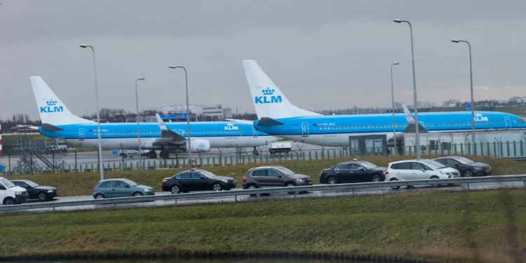 Imagen: Aviones de KLM en el aeropuerto de Schiphol, cerca de Ámsterdam, Países Bajos, el 18 de enero de 2018. (AP/Peter Dejong)